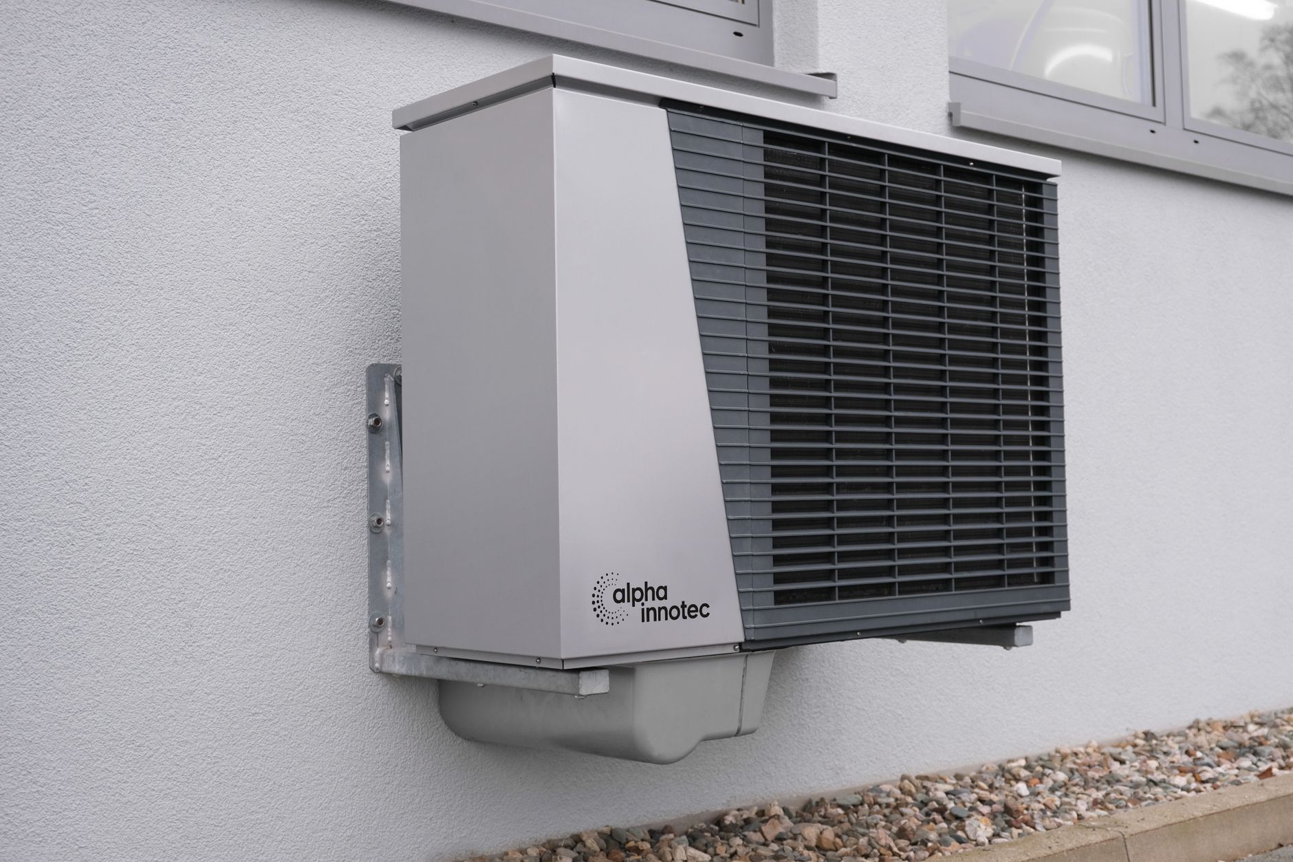 Pompe à chaleur air/eau devant une maison